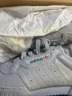 New in box Deadstock Yeezy power phase gray adidas Calabasas Sneakers size 9